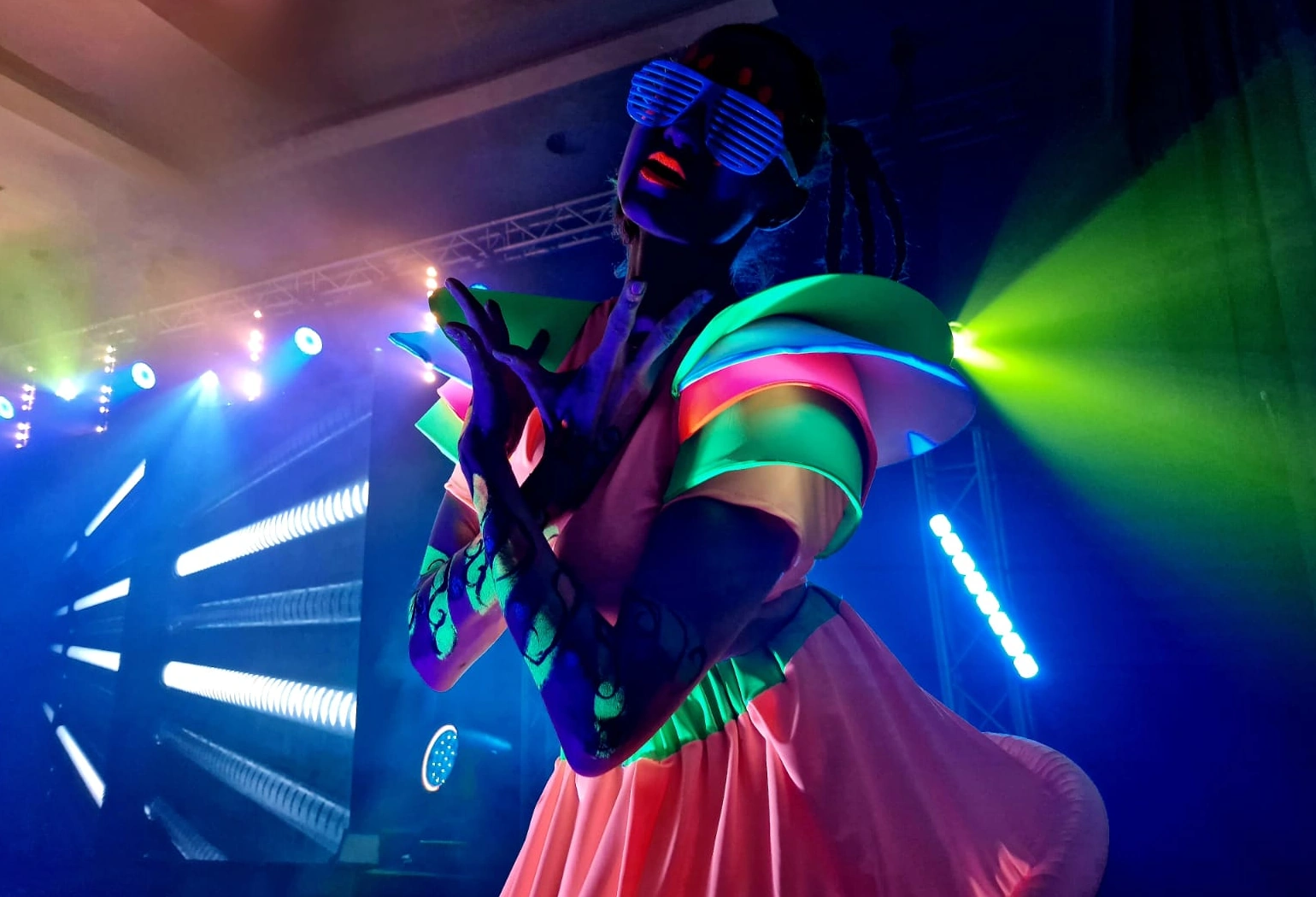 UV Show pokazy świetlne ultrafiolet Warszawa spektakl artystyczny pokaz świetlny ultrafiolet gra ciałem taniec kosmos 2