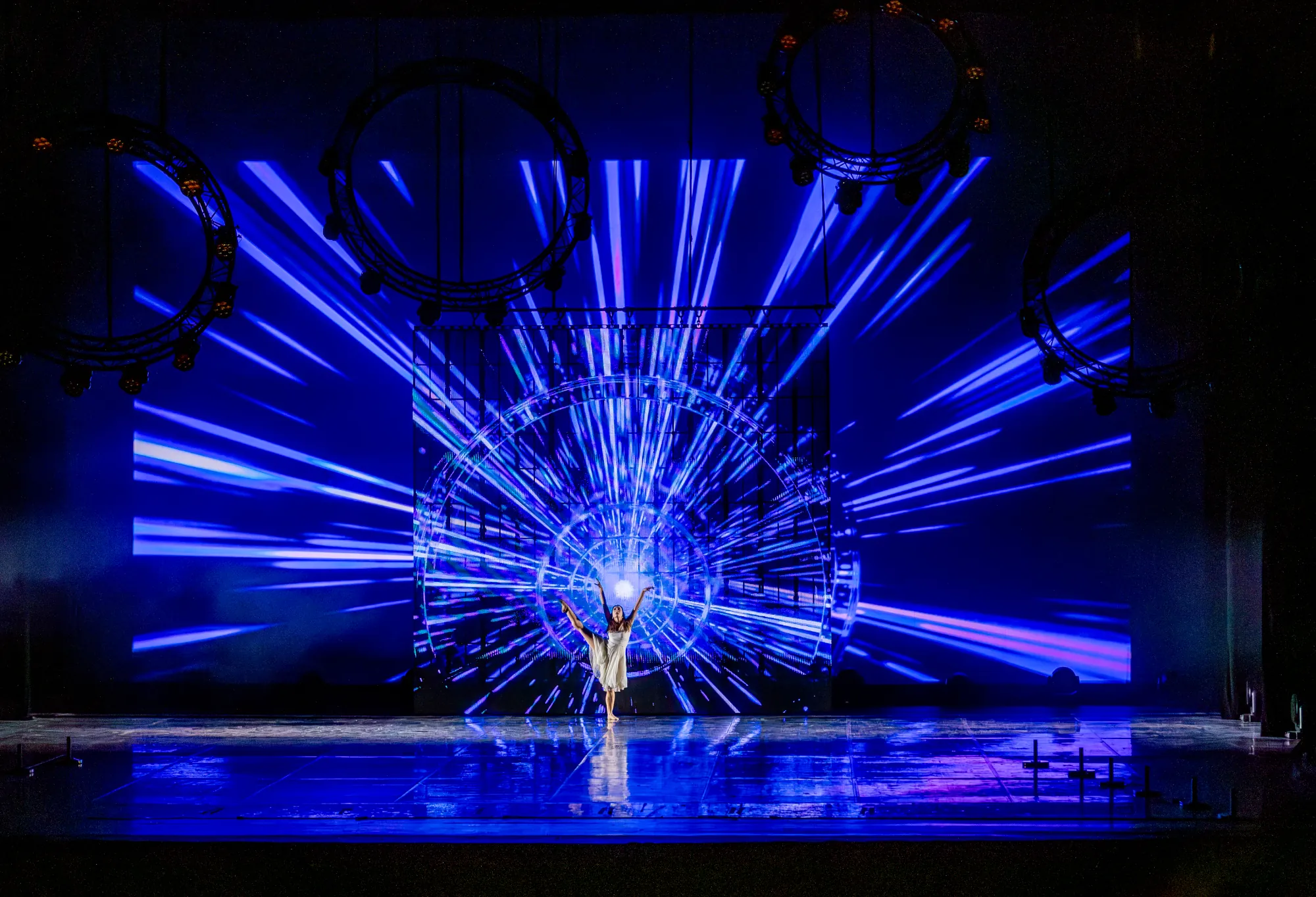 X-Ray Dance Group show multimedialne zsynchronizowana animacja z choreografią pokaz multimedialny Orlen Teatr Wielki 2024 choreografia taneczna Anna Milej