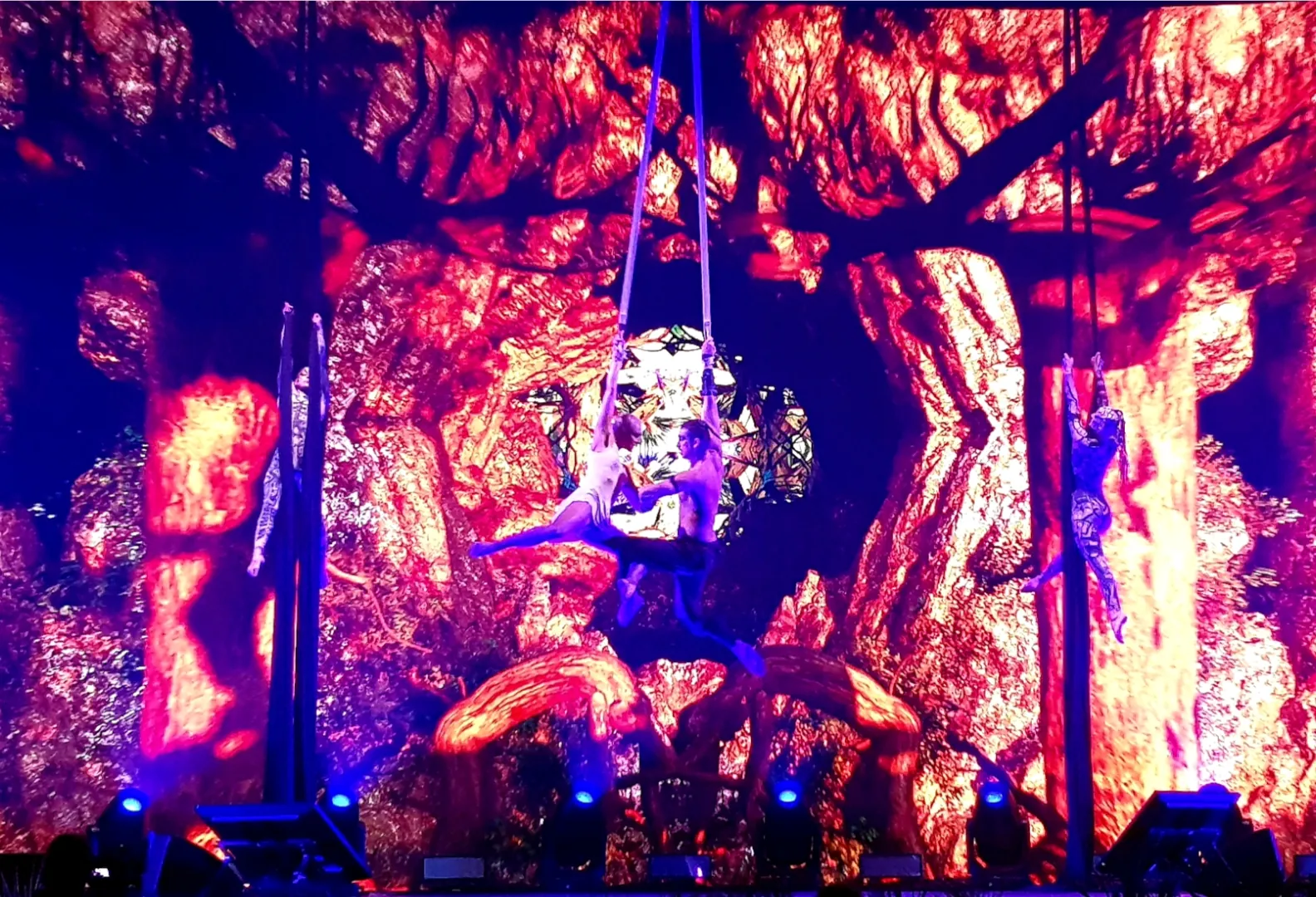 aerial dance taniec akrobatyczny taniec w powietrzu na kole na szarfach taniec wertykalny zespół taneczny X-RAY Dance Group choreograf Anna Milej show multimedialne Techland 2022