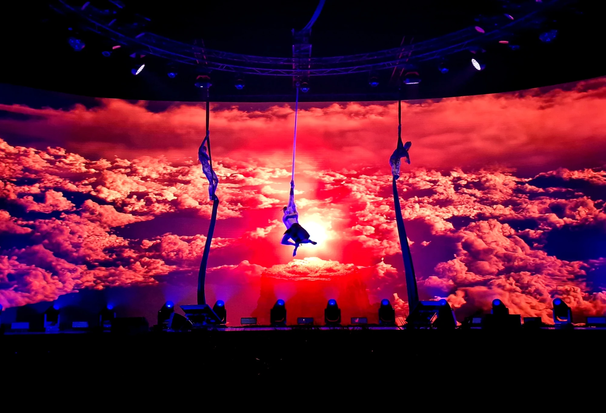 aerial dance taniec akrobatyczny taniec w powietrzu na kole na szarfach taniec wertykalny zespół taneczny X-RAY Dance Group choreograf Anna Milej show multimedialne Techland