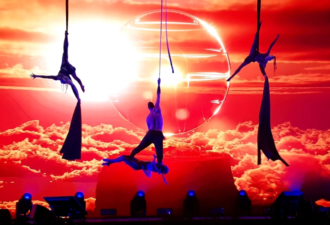aerial dance taniec akrobatyczny taniec w powietrzu na kole szarfach pasach taniec wertykalny zespół taneczny X-RAY Dance Group choreograf Anna Milej show multimedialne Techland