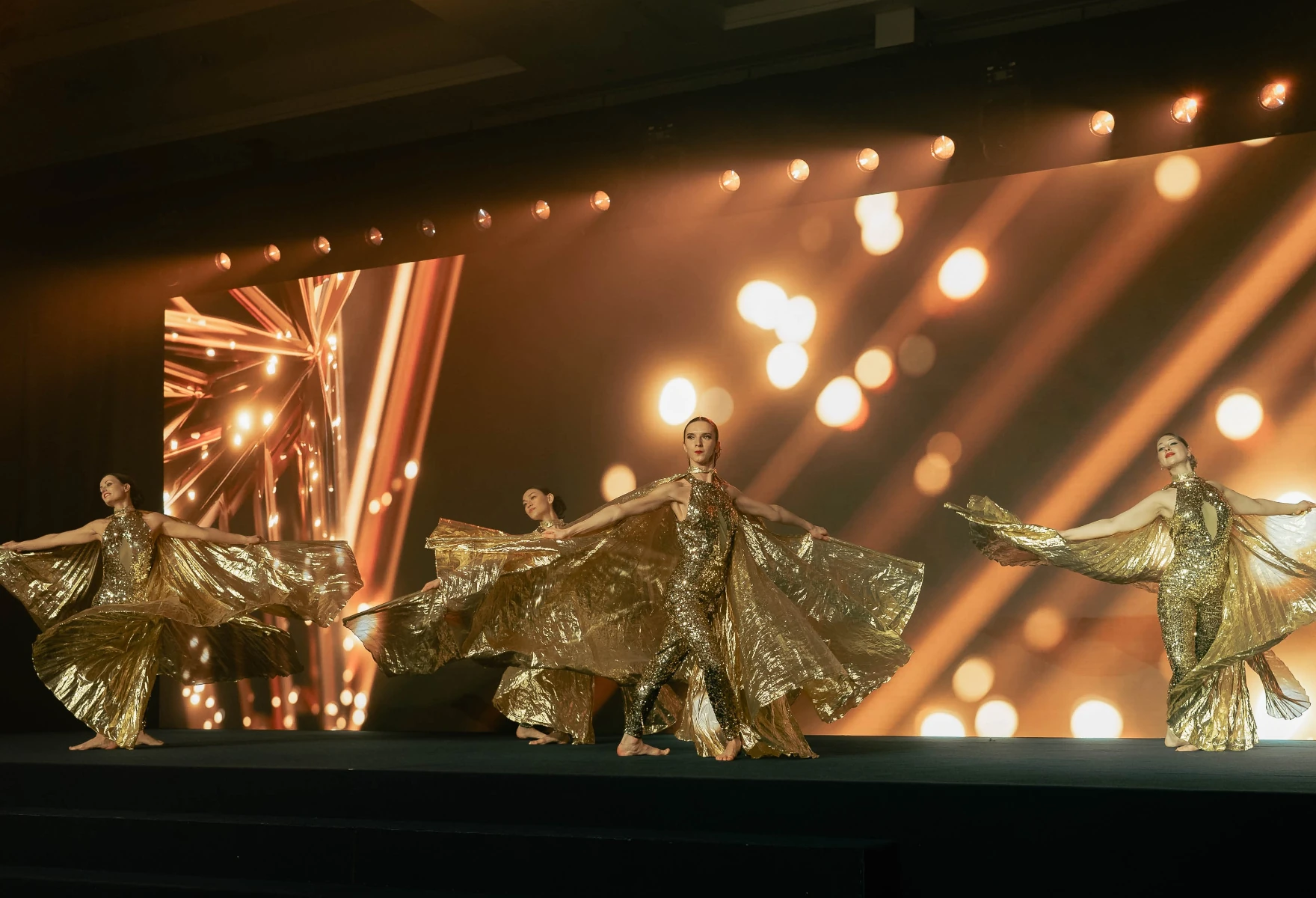 klasyka balet taniec klasyczny taniec z wachlarzami neoklasyka zespół taneczny X-RAY Dance Group choreografia baletowa choreograf Anna Milej