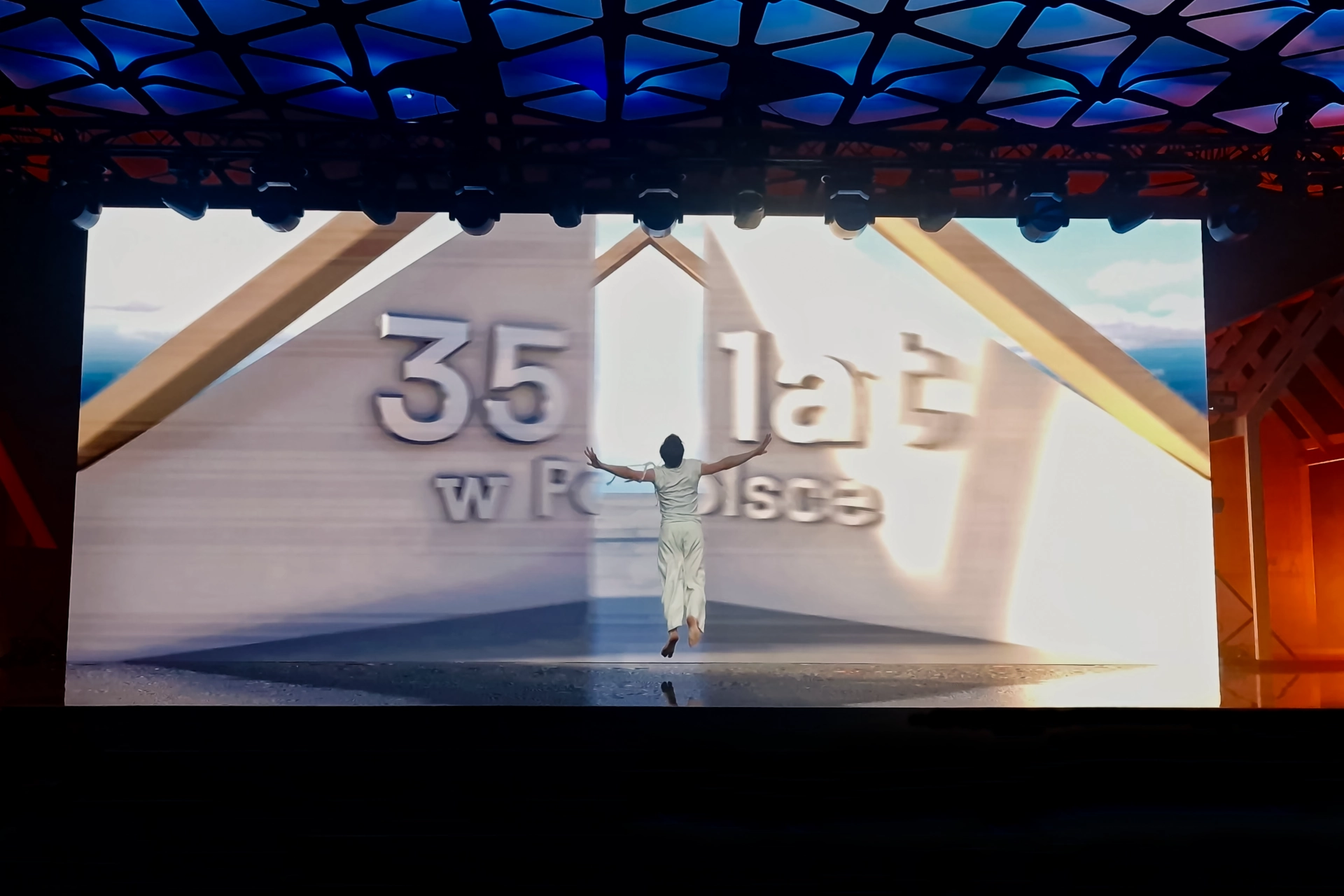 X-Ray Dance Group choreografia Anna Milej show multimedia opening animacja choreografia moving design Velux Polska 35 lat w Polsce show multimedialne