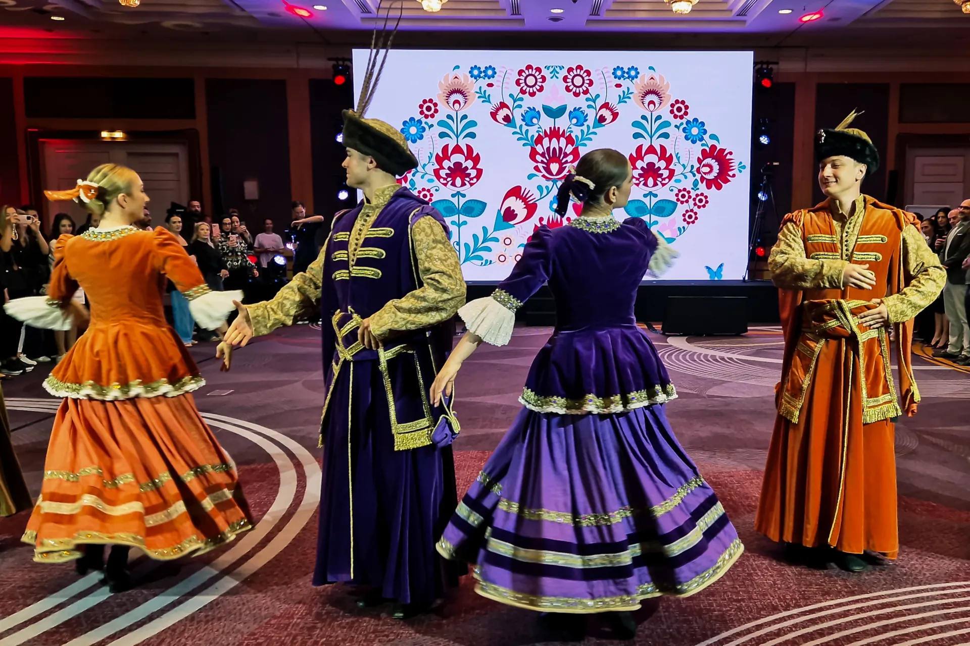 polonez w ogrodach królewskich propagowanie kultury polskiej polonez polski taniec narodowy kontusz szlachecki choreografia Anna Milej grupa taneczna X-Ray Dance Group pokaz taneczny