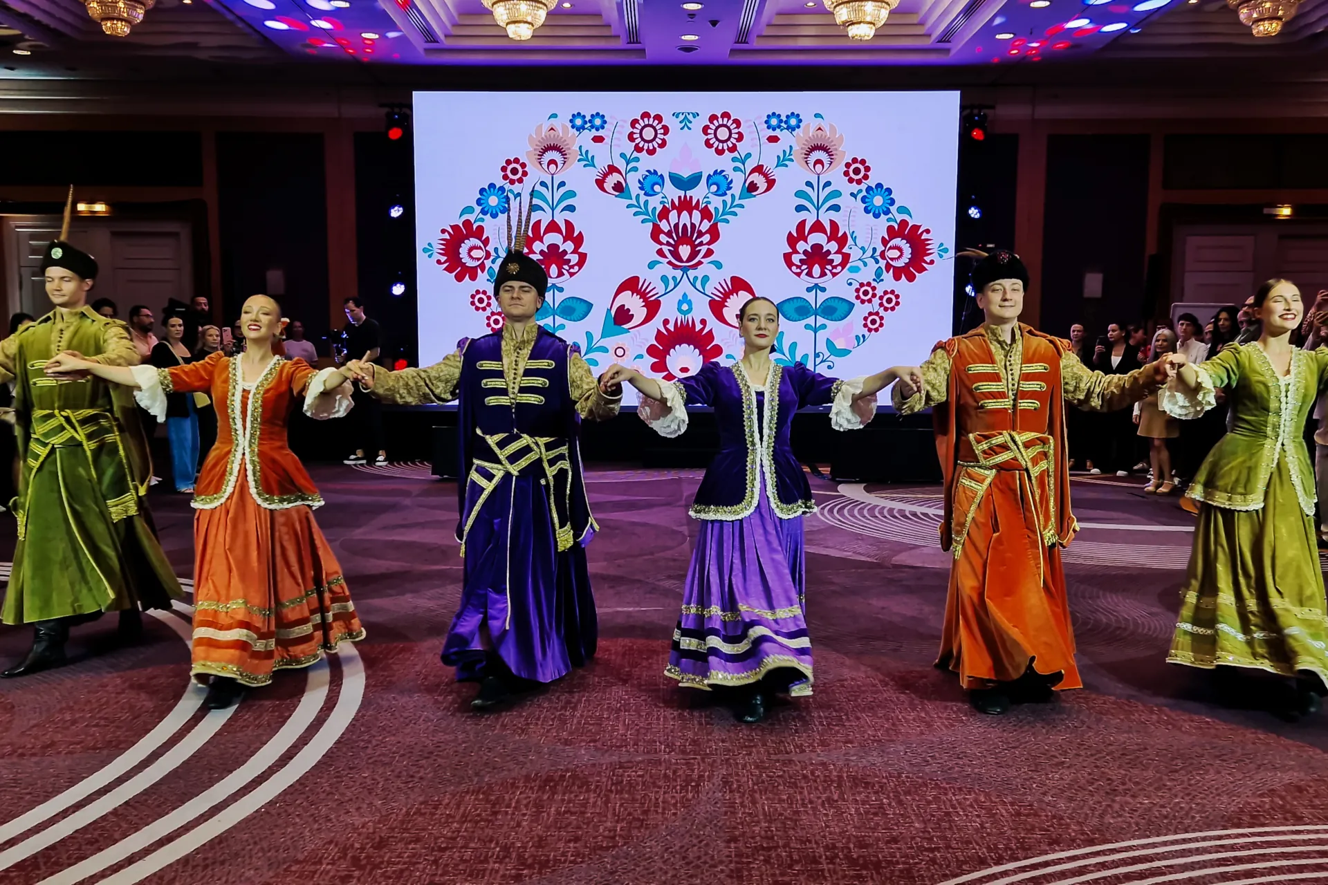 polonez w ogrodach królewskich propagowanie kultury polskiej polonez polski taniec narodowy kontusz szlachecki choreografia Anna Milej grupa taneczna X-Ray Dance Group