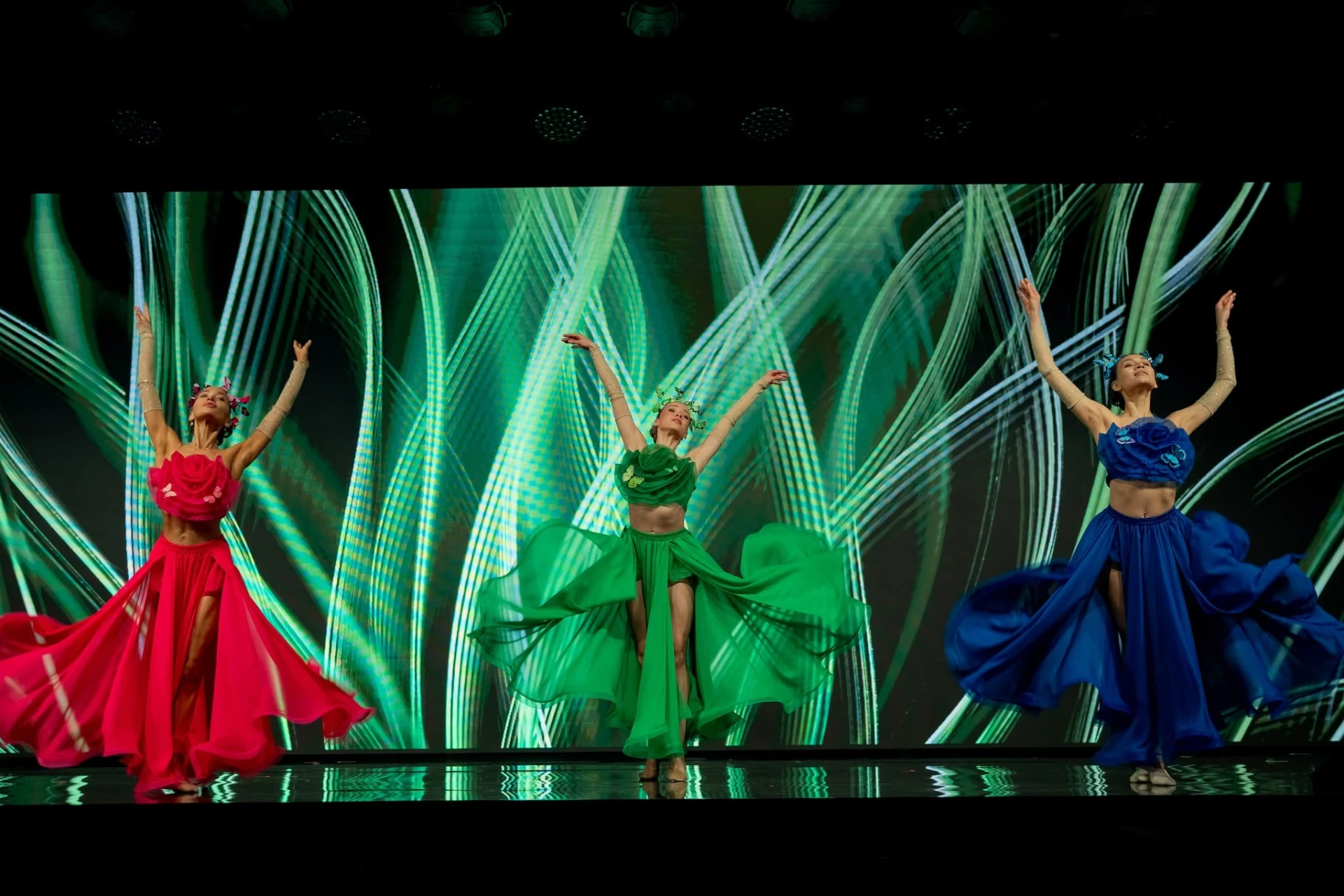 4 żywioły etiudy choreograficzne cztery żywioły powietrze woda ogień ziemia multimedia show multimedialne występ taneczny zespół taneczny X-Ray Dance Group choreograf Anna Milej foto 1