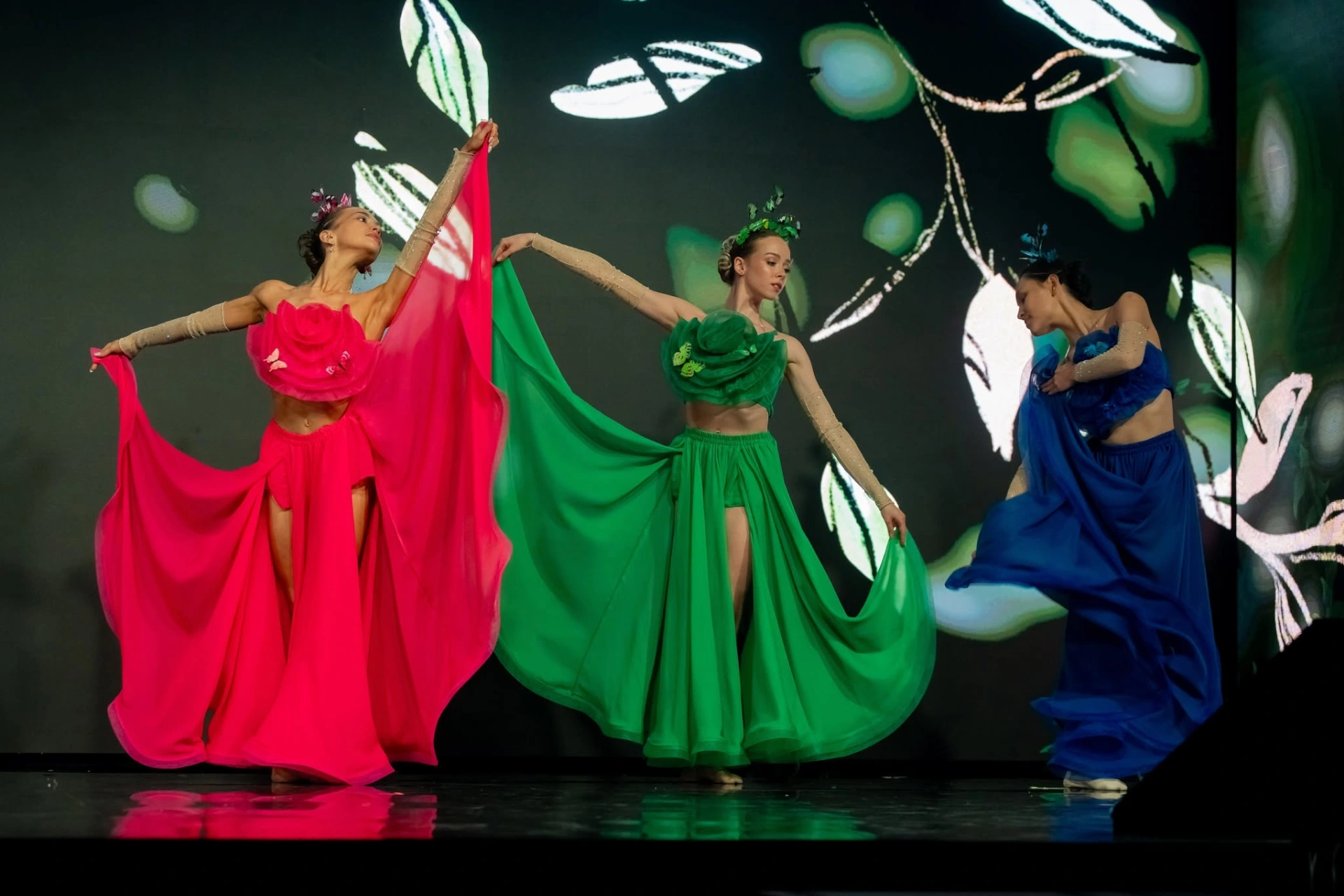 4 żywioły etiudy choreograficzne cztery żywioły powietrze woda ogień ziemia multimedia show multimedialne występ taneczny zespół taneczny X-Ray Dance Group choreograf Anna Milej foto 2