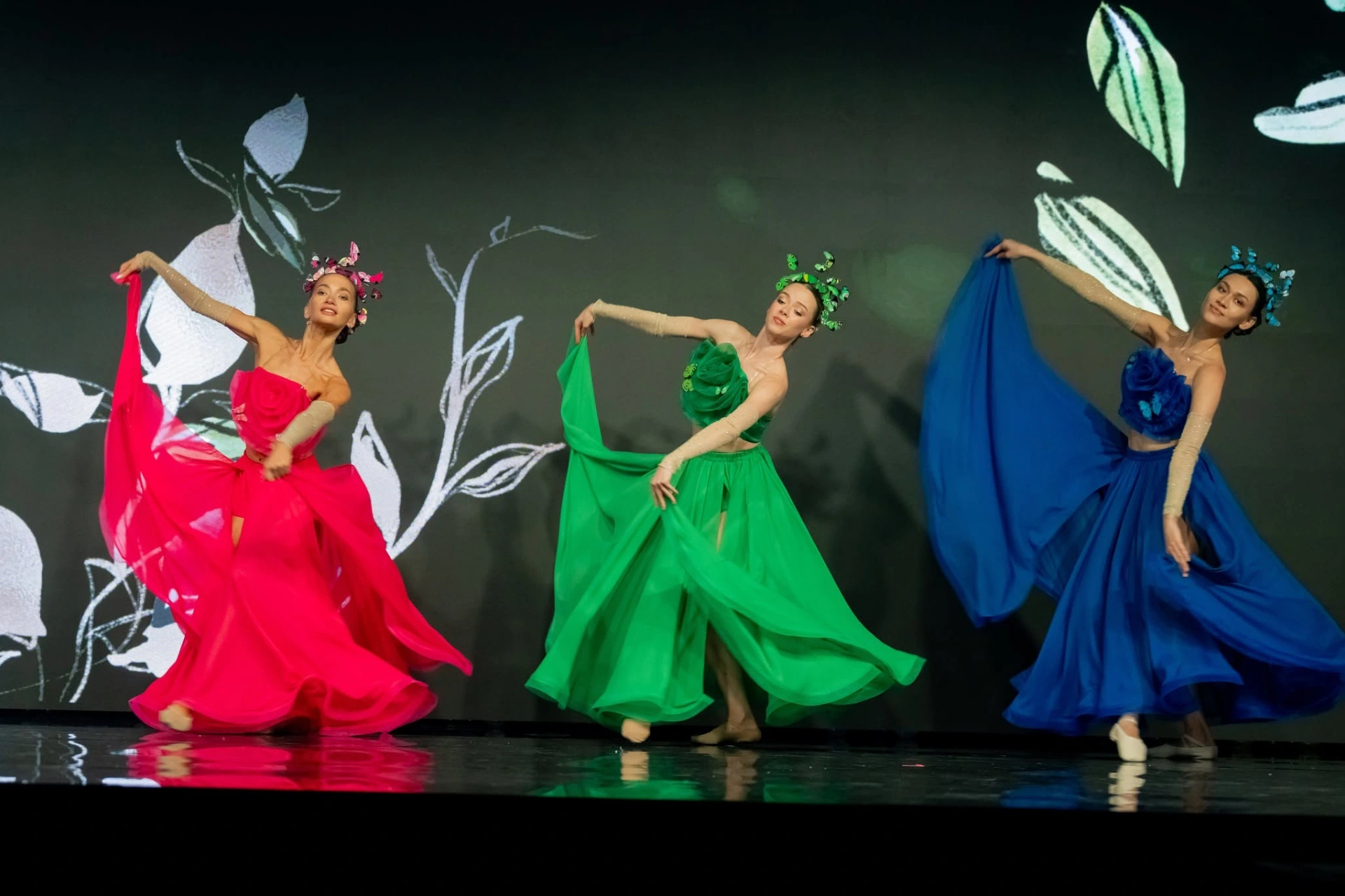 4 żywioły etiudy choreograficzne cztery żywioły powietrze woda ogień ziemia multimedia show multimedialne występ taneczny zespół taneczny X-Ray Dance Group choreograf Anna Milej foto 3