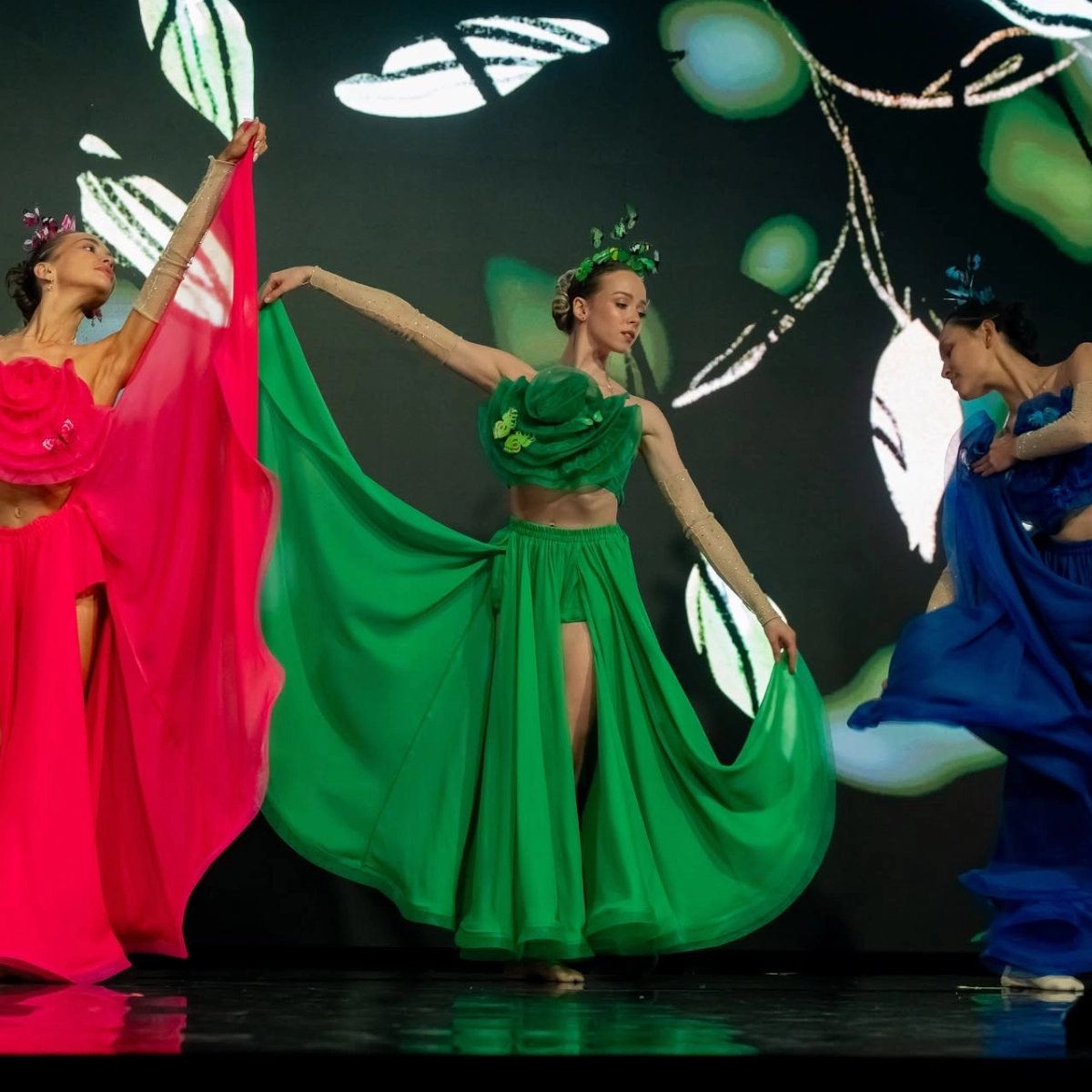 4 żywioły etiudy choreograficzne cztery żywioły powietrze woda ogień ziemia multimedia show multimedialne występ taneczny zespół taneczny X-Ray Dance Group choreograf Anna Milej