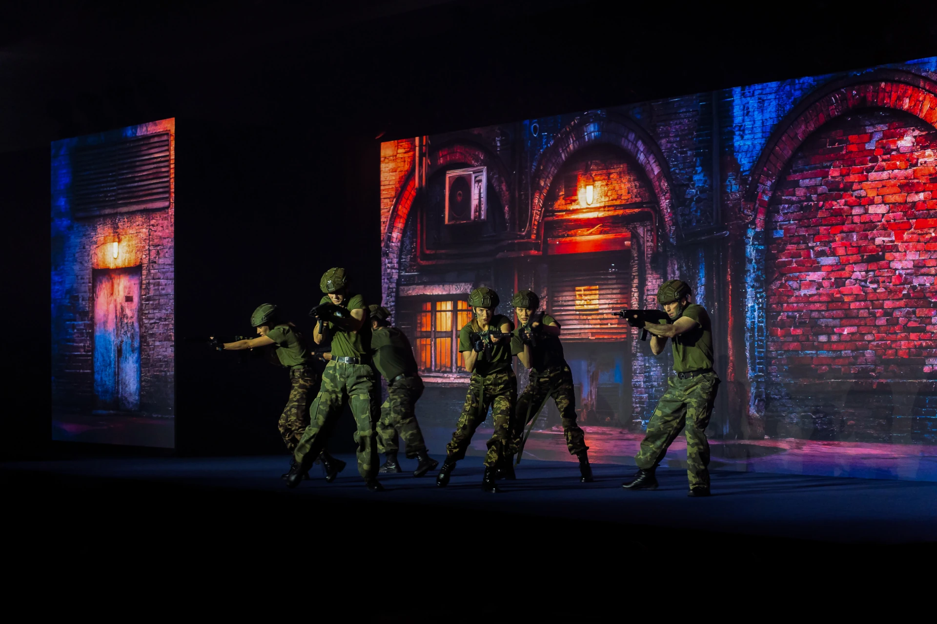 50 lat PCO SA Gala Jubileuszowa PCO taniec animacja zsynchronizowana z choreografią nowoczesna oprawa sceniczna military show multimedia Anna Milej choreografia wojskowa występ X-Ray Dance Group