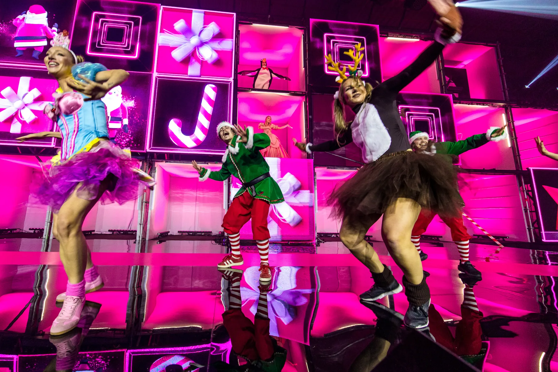Magenta Moments Xmass Party T-Mobile Christmas Party taneczne show świąteczne oprawa artystyczna występ taneczny zespół taneczny X-Ray Dance Group choreograf Anna Milej foto 4