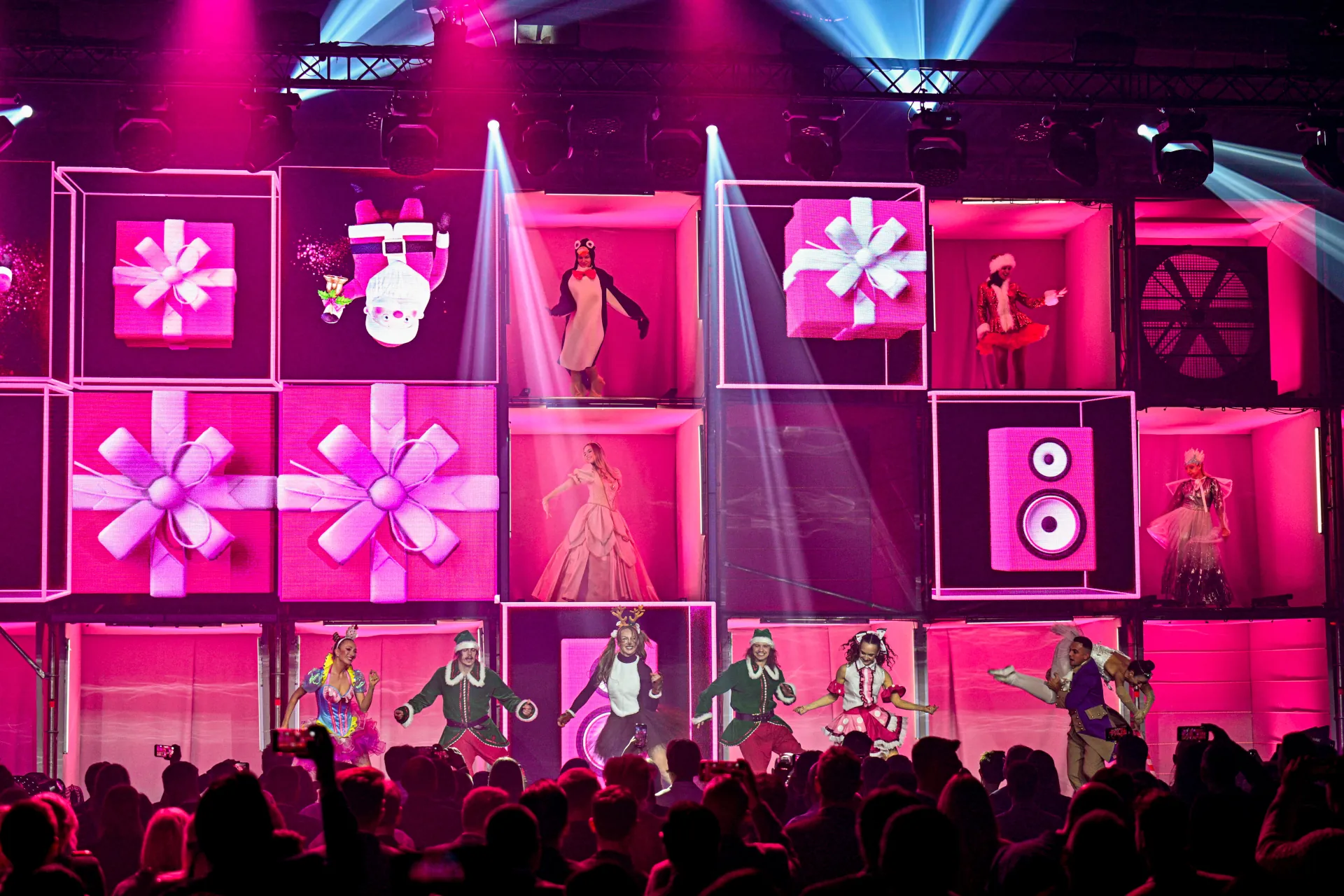 Magenta Moments Xmass Party T-Mobile Christmas Party taneczne show świąteczne oprawa artystyczna występ taneczny zespół taneczny X-Ray Dance Group choreograf Anna Milej foto 5